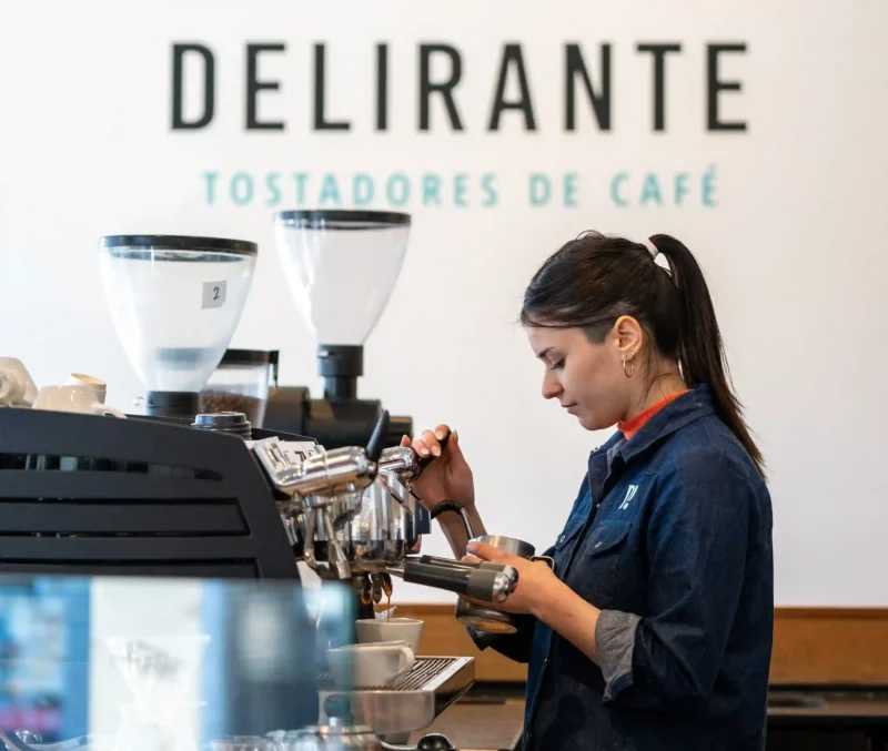 barista preparando cafe espresso