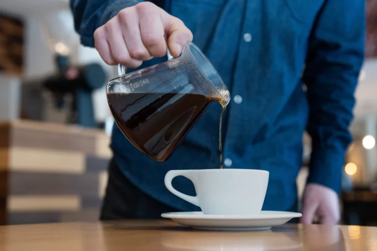 barista sirviendo cafe filtrado en v60